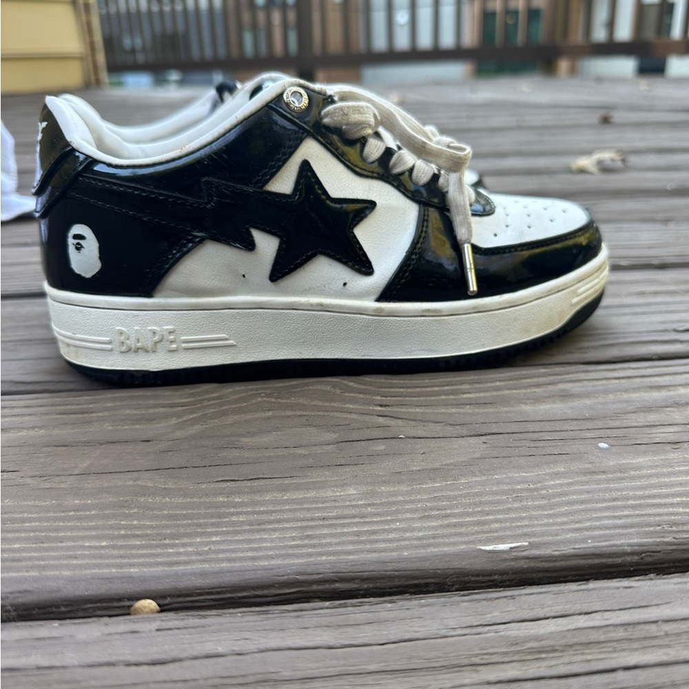 Black And white bapesta Size 7.5 ready to negotiate and their barley worn